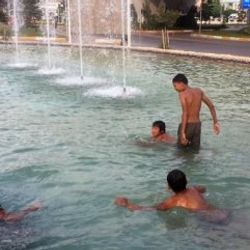 Antalya'da Suriyeli çocuklar süs havuzunda serinledi
