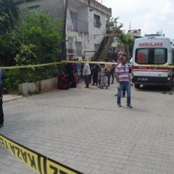 Adana'da kız kardeşinin boğazını kesip öldürdü