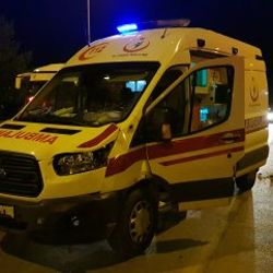 Ambulansın çarptığı motosikletlinin bacakları kırıldı