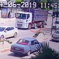 Bursa'da kırmızıda karşıya geçen adama kamyon çarptı