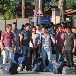 Erken terhis sevinci yaşayan askerler
