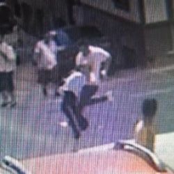 Sokakta top oynayan çocuk ve ailesine darp