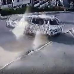 Esenyurt'ta polis aracı elektrik direğine çarptı