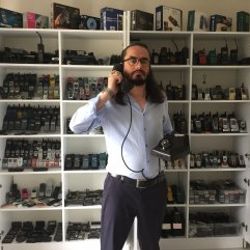 15 yılda biriktirdiği cep telefonları ile uyuyor