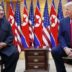 Trump ile Kim, silahsızlandırılmış bölgede buluştu