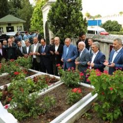Cumhurbaşkanı Erdoğan, Erbakan'ın kabrini ziyaret etti