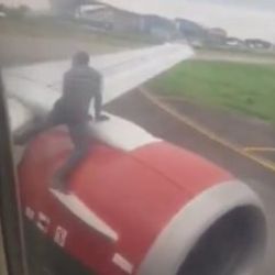 Nijerya'da uçağa kaçak binmeye çalışan yolcu