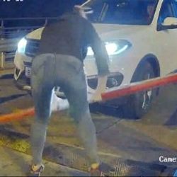 İki Rus kadın otoparkın demir bariyerini kırdı