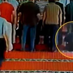 Camide kalp krizi geçiren kişiye yardım eden olmadı