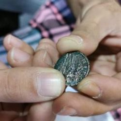 Yolda yürürken tarihi madeni para buldu