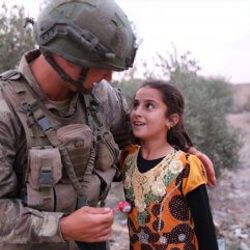 Türk askeri ve Suriyeli çocukların yakınlığı