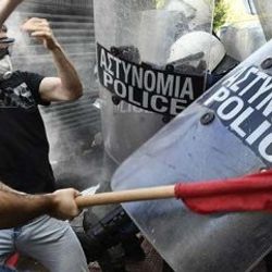 Yunan polisi öğrencilere acımadı