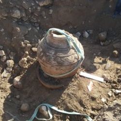 Tarlasını sürerken Roma döneminden kalma erzak küpü buldu