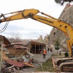 Kapadokya'daki kaçak yapılar yıkılıyor
