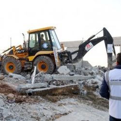 Van Gölü sahilinde kaçak yapılar yıkılıyor