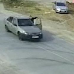 Rusya'da alkollü sürücü polisi sürükledi