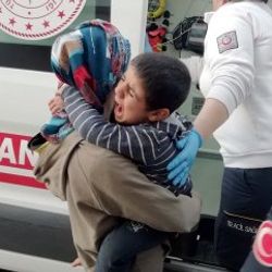 Yangında mahsur kalan 3 çocuğu komşuları kurtardı