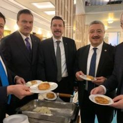 AK Partili vekiller Meclis'te simit ve boyoz dağıttı