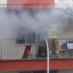 Ayvalık’ta bacadan çıkan yangın komşu evi yaktı