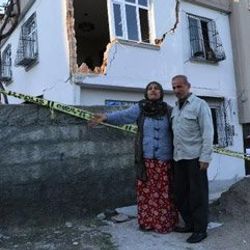Sağanak sonrası evleri çatlayan aile yardım bekliyor