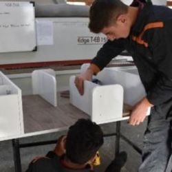 Niğde'de öğrenciler hem okuyor hem para kazanıyor