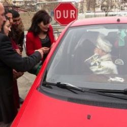Sünnetten kaçan çocuk otomobile sığındı