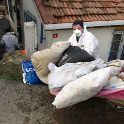 İstanbul'da bir gecekondudan 20 ton çöp çıkarıldı