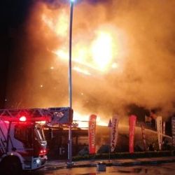 Kocaeli'de bir AVM'nin çatısı alev aldı