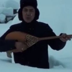 Karda mahsur kalan ozandan dombıralı yardım çağrısı