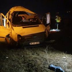 Kastamonu'da minibüs takla atarak tarlaya uçtu