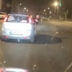 Trafikte arkalarından gelen araca yumurta attılar