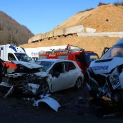 Otomobille yolcu minibüsü çarpıştı: 1'i çocuk 12 yaralı