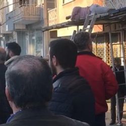 Evinin balkonundan dükkanın tentesine düştü