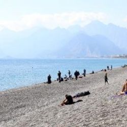 Antalyalılar yine sahillere akın etti