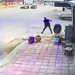Otomobilden fırlayan lastiği ayağı ile durdurdu