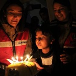 Depremzede çocuğa çadırda doğum günü