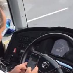 Yolcu taşıyan şoför, direksiyon başında telefonla oynadı
