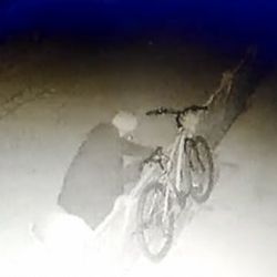 Dinlenir gibi yaptı, bisikleti çaldı