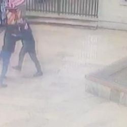 Zabıtanın bıçaklı kavgaya süpürgeli müdahalesi