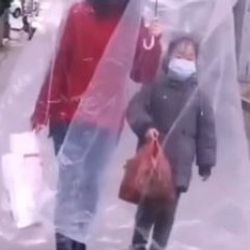 Çinli anne ve kız sokak ortasında torbayla gezdi