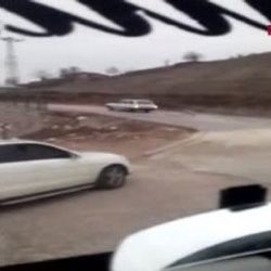 Zincire bağladığı köpeği otomobilinin peşinden koşturdu