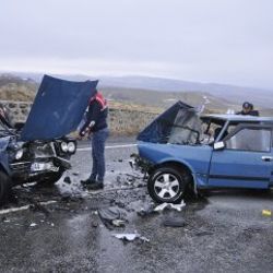 Malatya'da iki otomobil kafa kafaya çarpıştı: 5 yaralı
