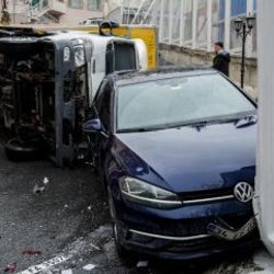 Beşiktaş'ta kaza yapan kamyonet devrildi