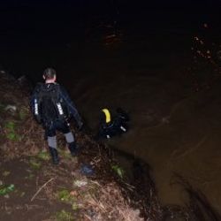 Irmağa atlayan kızının peşinden gitti