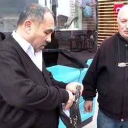 Sürücü, otobüste unutulan dövizi sahibine teslim etti