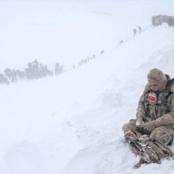 Van'daki çığ sonrası yürek yakan fotoğraf
