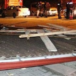Ankara'da fırtına: Ağaçlar devrildi, çatılar uçtu