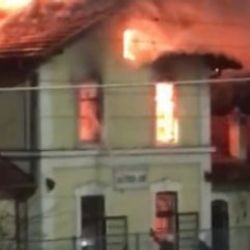 Kocaeli'de tarihi tren garı alevlere teslim oldu