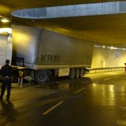 Tünelde duvara çarpan tır sürücünün burnu bile kanamadı