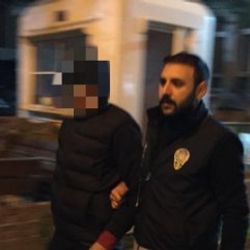 Evine giren hırsızı yol ortasında yakaladı